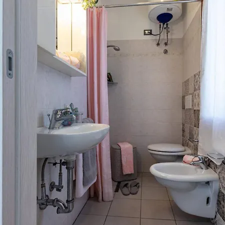 Cozy Flat With Shared Garden * 비비오네