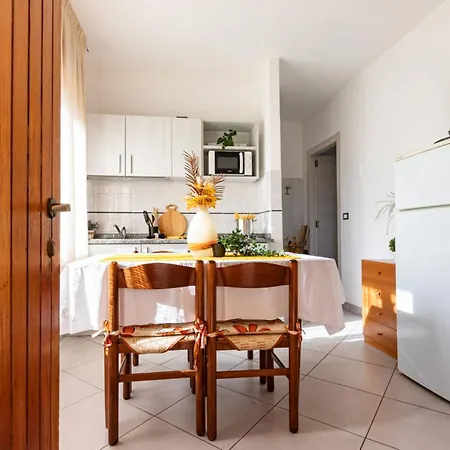 Cozy Flat With Shared Garden 아파트