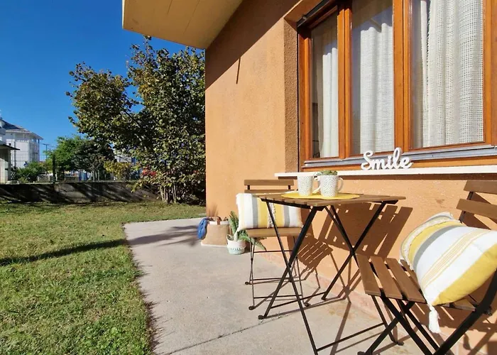 Cozy Flat With Shared Garden 아파트 비비오네