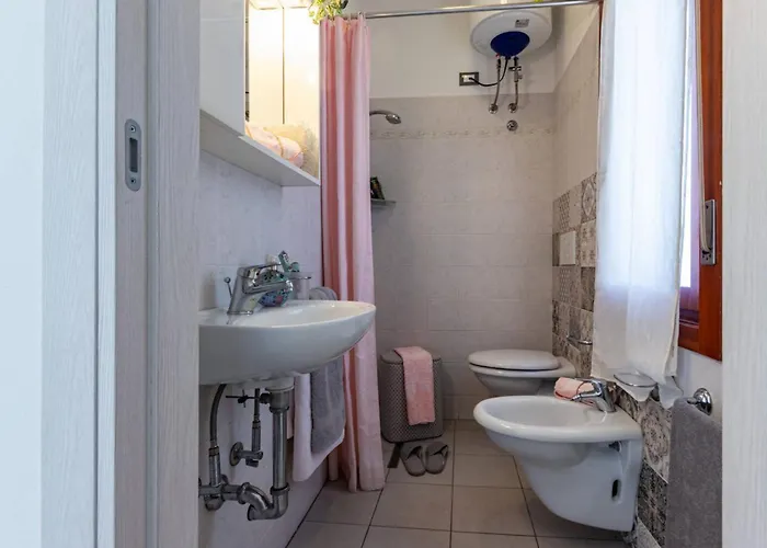 Cozy Flat With Shared Garden * 비비오네