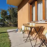 Cozy Flat With Shared Garden Апартаменти Бібіоне