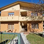 Cozy Flat With Shared Garden Апартаменти *